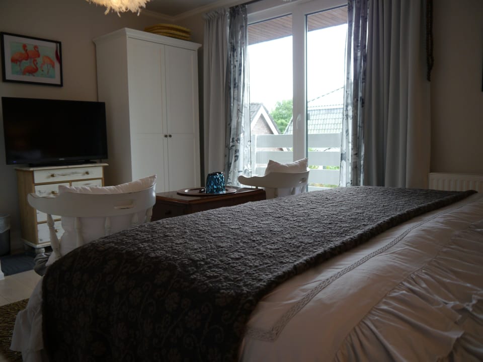 Romantic Double Room, Courtyard View (Federzimmer) | Hypo-allergenic bedding, individually decorated, individually furnished