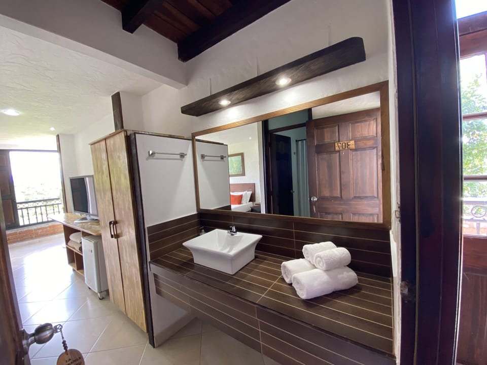Standard Double Room | Bathroom | Shower, rainfall showerhead, hair dryer, towels