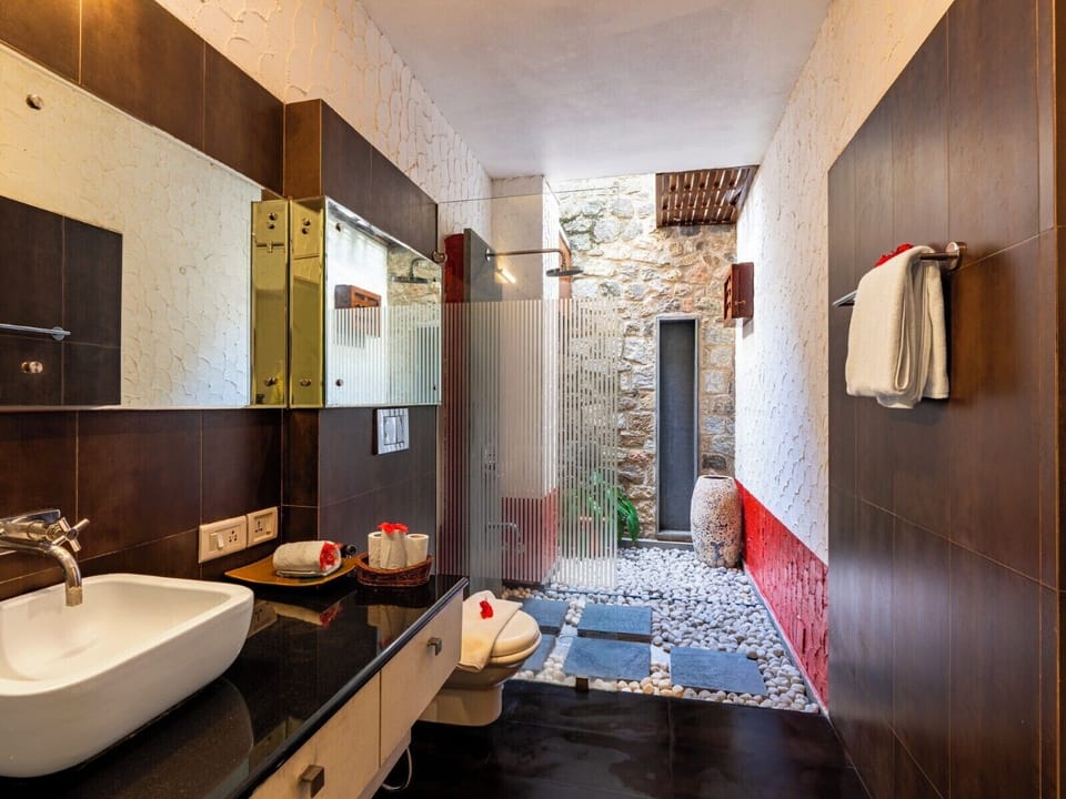 Standard Double Room, 1 King Bed | Bathroom | Shower, rainfall showerhead, designer toiletries, hair dryer