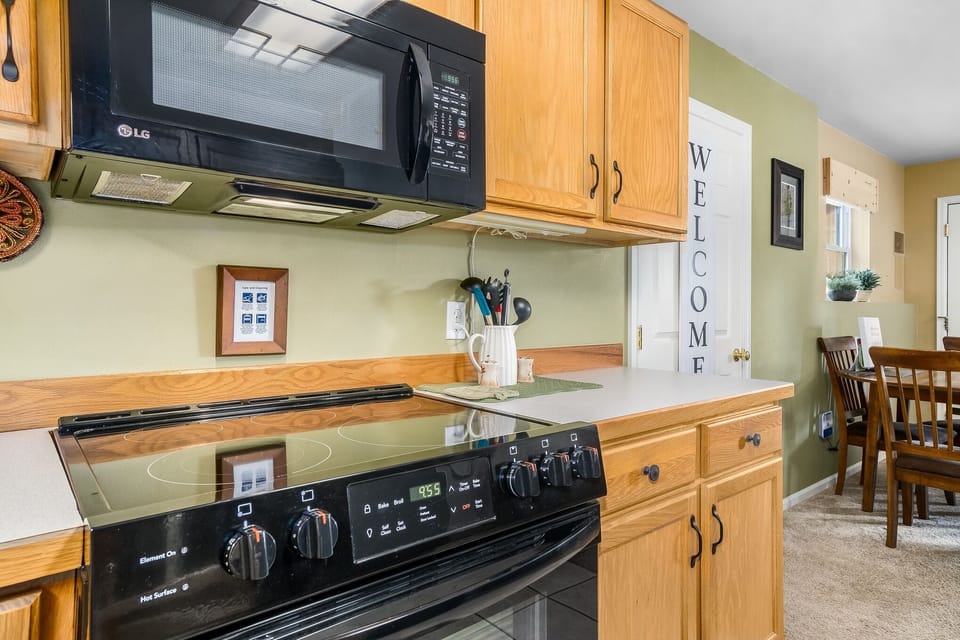 Townhome, 2 Bedrooms | Private kitchen | Fridge, oven, coffee/tea maker, toaster