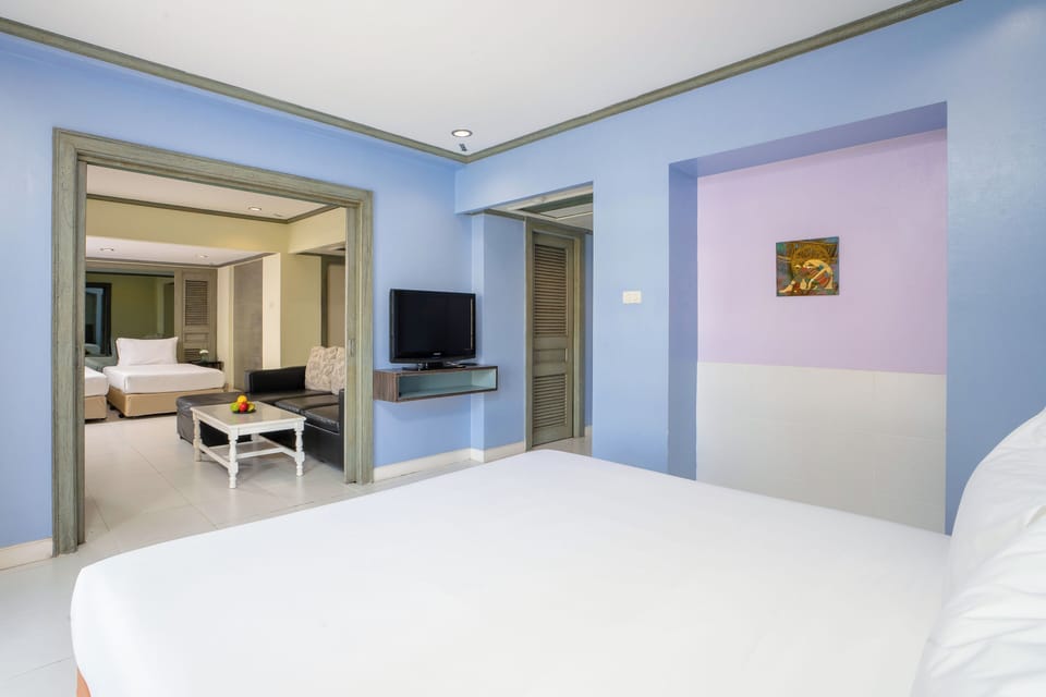 Express Suite | In-room safe, individually decorated, individually furnished, desk