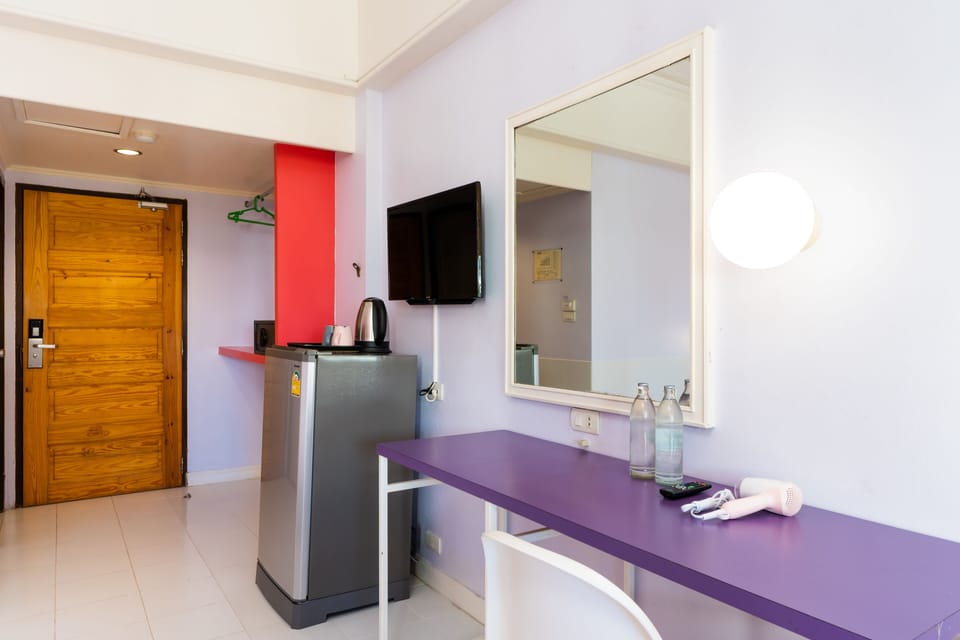 Standard Room | Living area | 29-inch TV with cable channels
