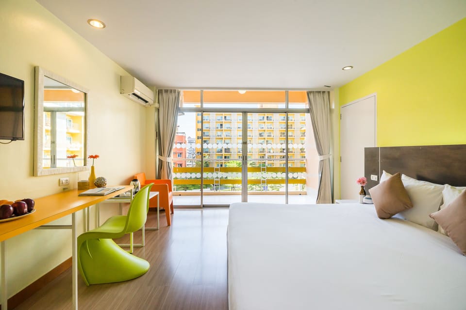 Deluxe Room | In-room safe, individually decorated, individually furnished, desk