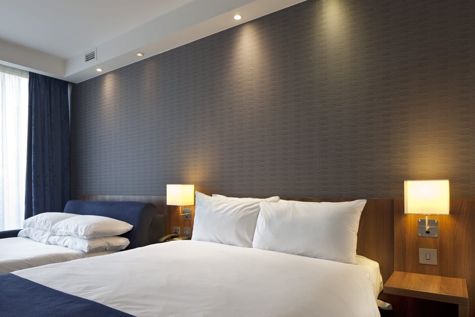 Standard Room, 1 Double Bed (with Free Hot Breakfast) | In-room safe, desk, free cribs/infant beds, free WiFi