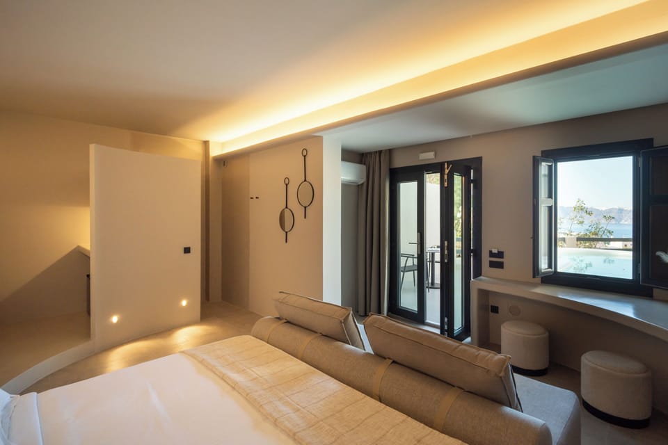 Omni Suite with Private Heated Plunge Pool and Caldera View | Premium bedding, minibar, in-room safe, individually decorated