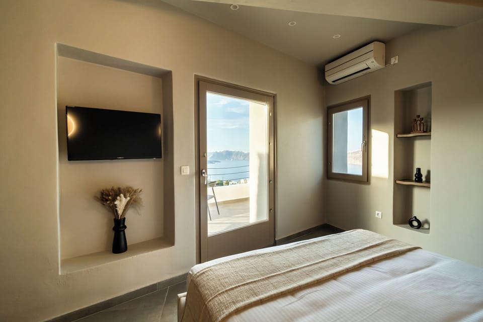 Diamond Suite with Private Heated Plunge Pool and Caldera View | Premium bedding, minibar, in-room safe, individually decorated