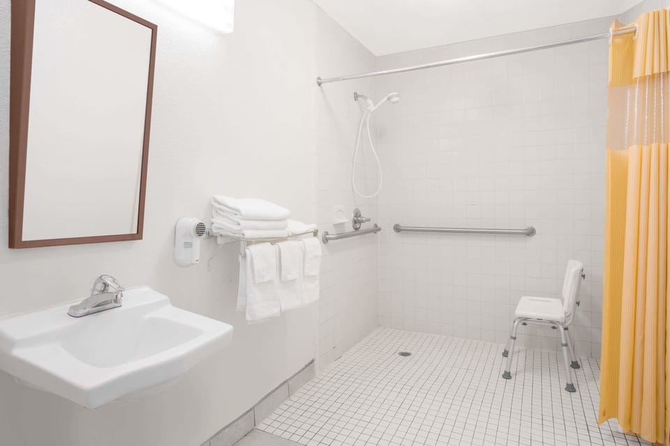 Combined shower/tub, deep soaking tub, free toiletries, hair dryer