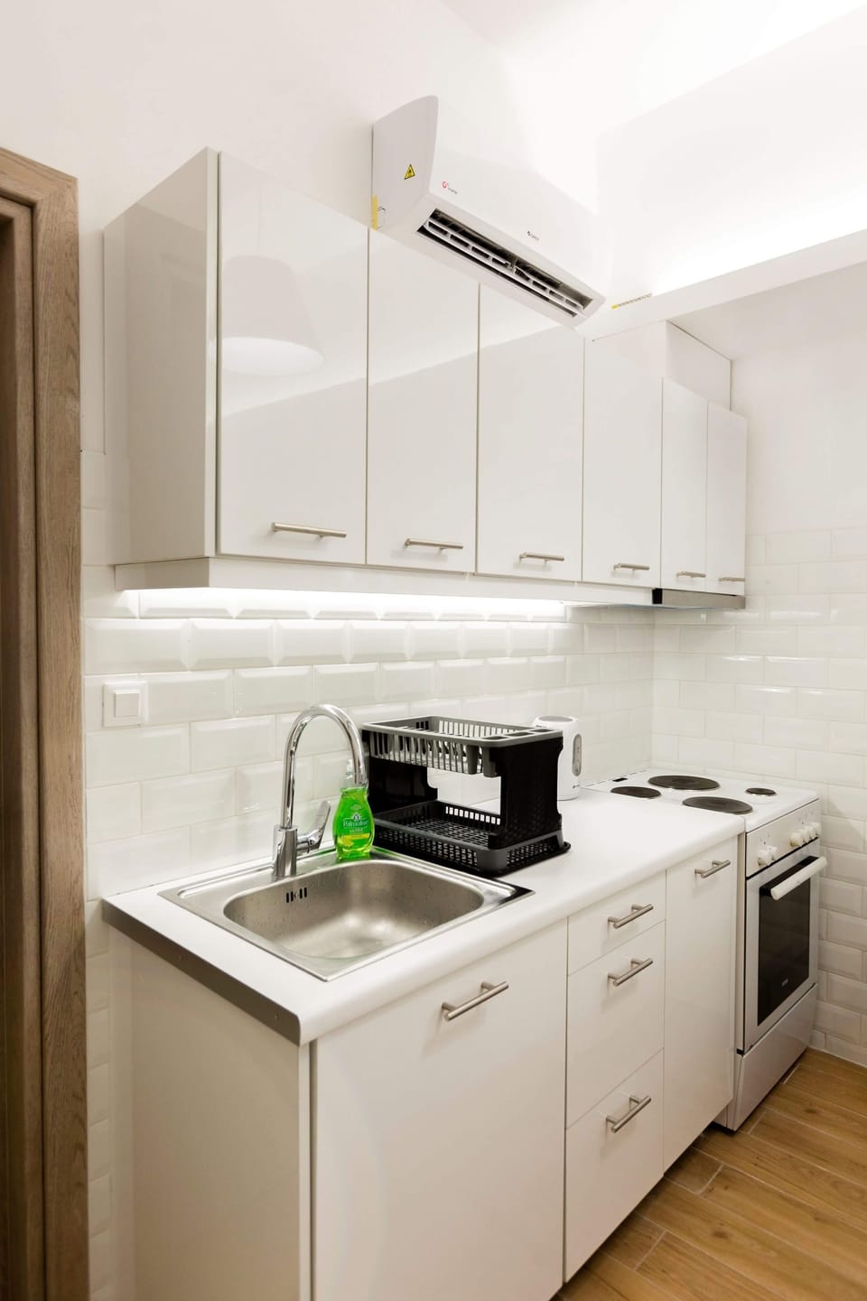 Luxury Studio | Private kitchen | Full-size fridge, oven, stovetop, coffee/tea maker
