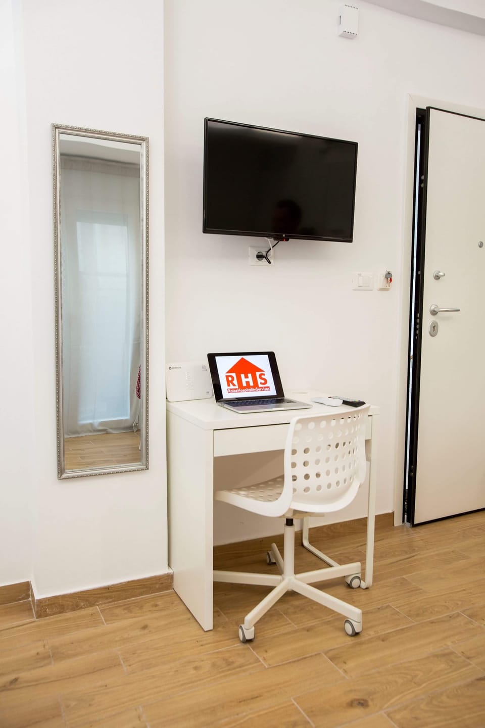 Luxury Studio | Living area | Flat-screen TV
