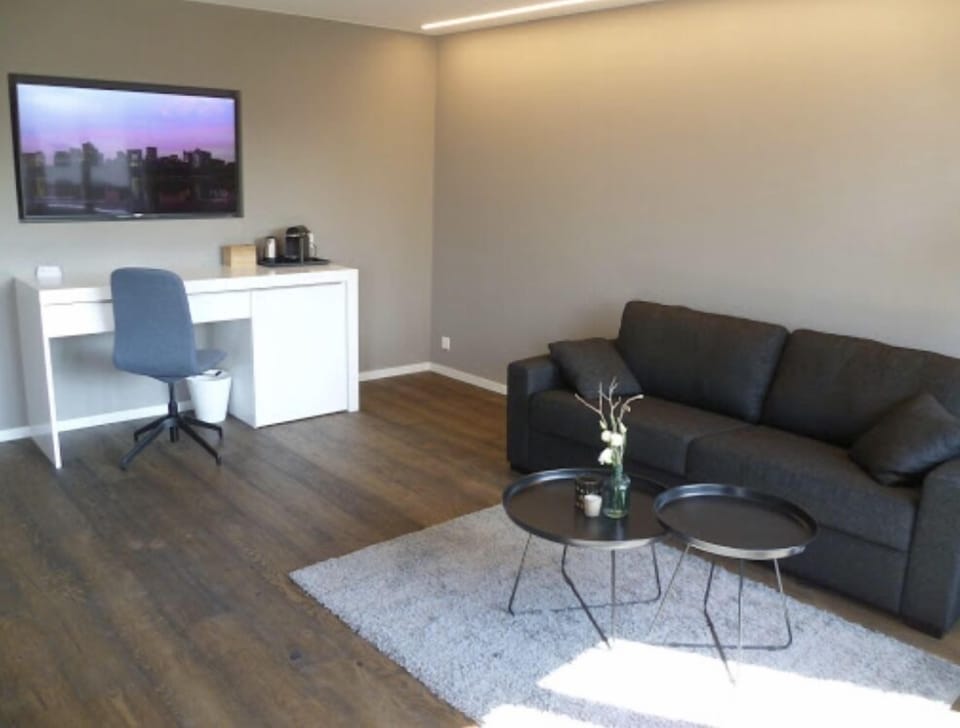 Suite, Garden View | Premium bedding, desk, laptop workspace, blackout drapes