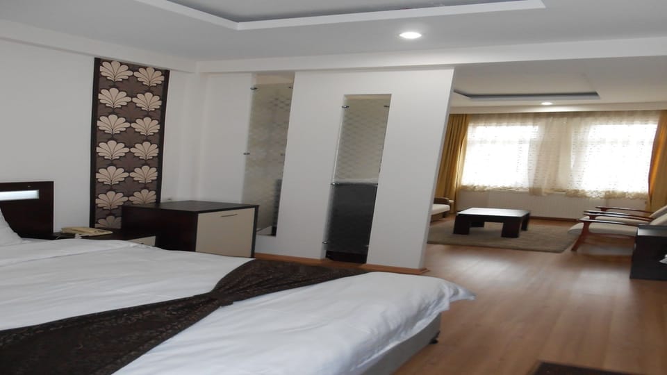 Suite | 1 bedroom, minibar, desk, iron/ironing board