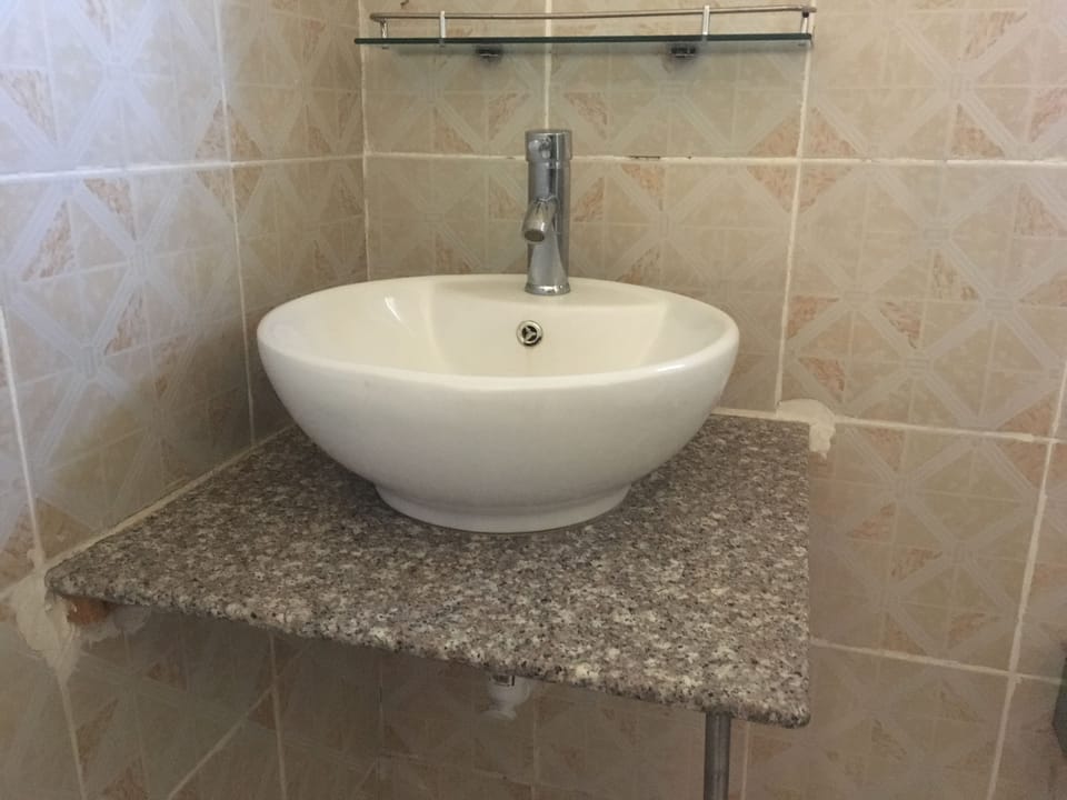 Standard Room, 1 Double Bed | Bathroom | Shower, rainfall showerhead, free toiletries, towels
