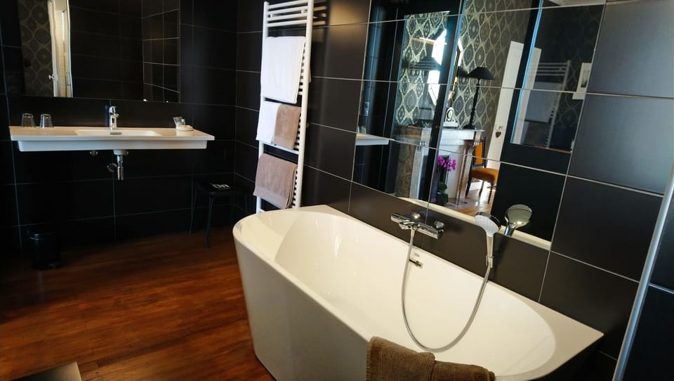 Double Room (2 - Dentelle) | Bathroom | Free toiletries, hair dryer, towels, soap