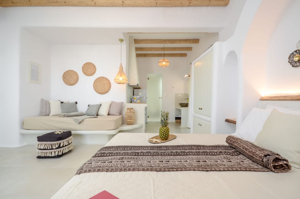 Grand Suite, Hot Tub | Living area | Smart TV