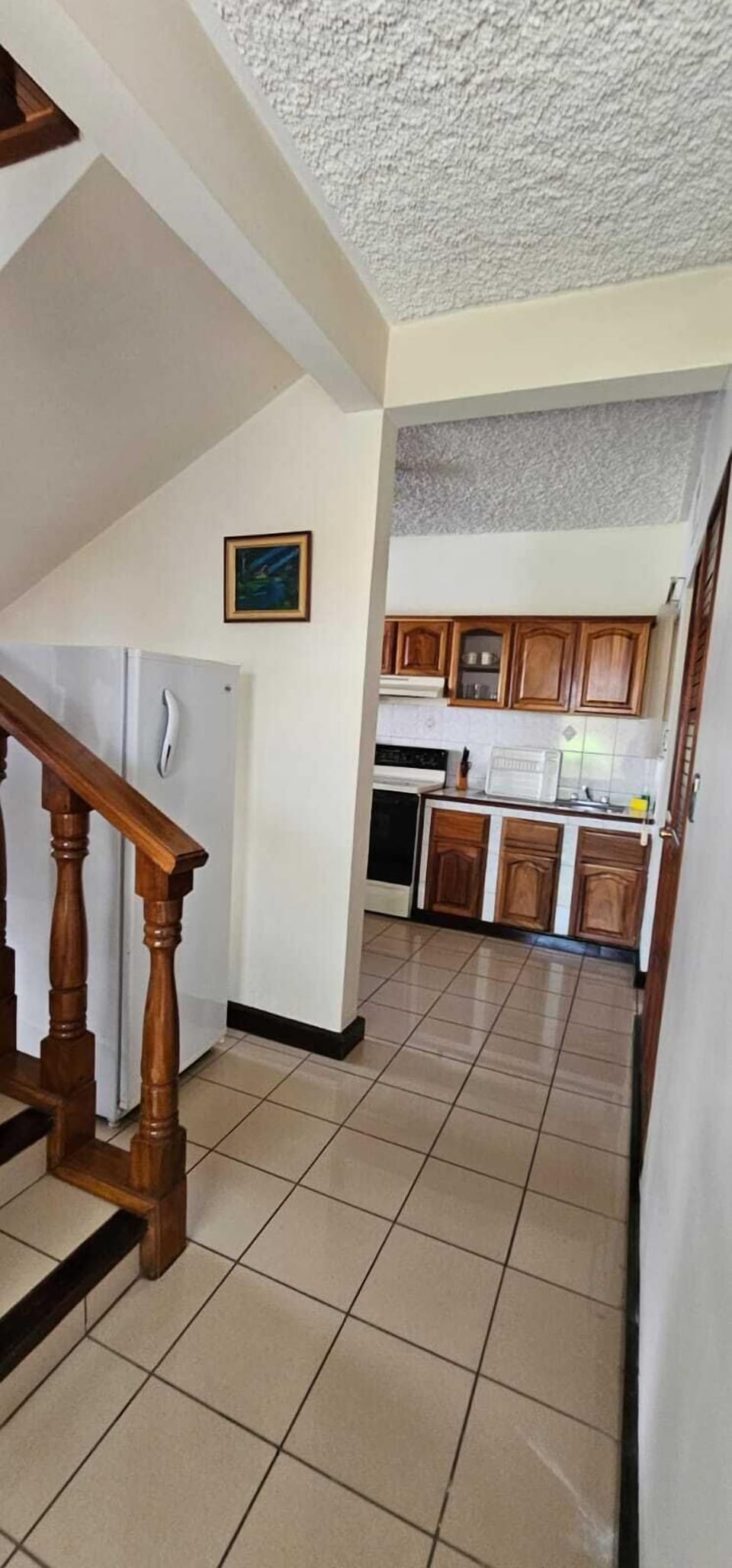 Full-size fridge, microwave, oven, stovetop