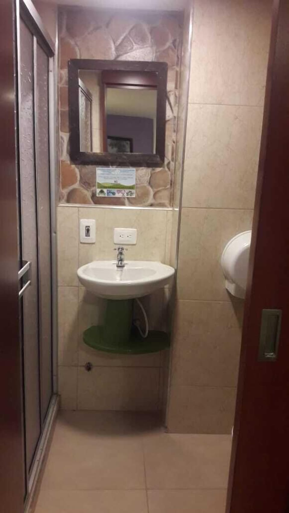 Shower, free toiletries, towels