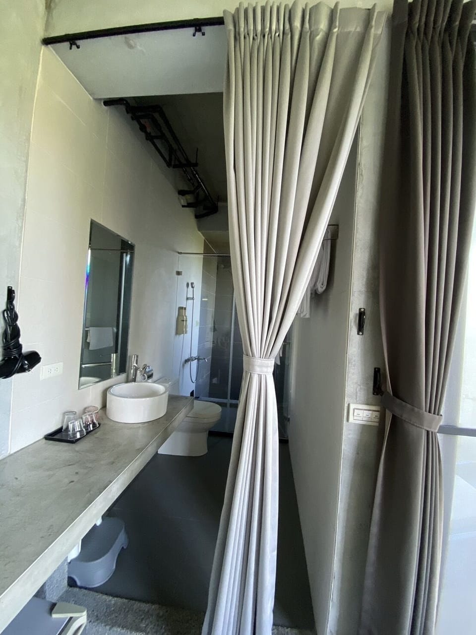 Blackout drapes, free WiFi, bed sheets