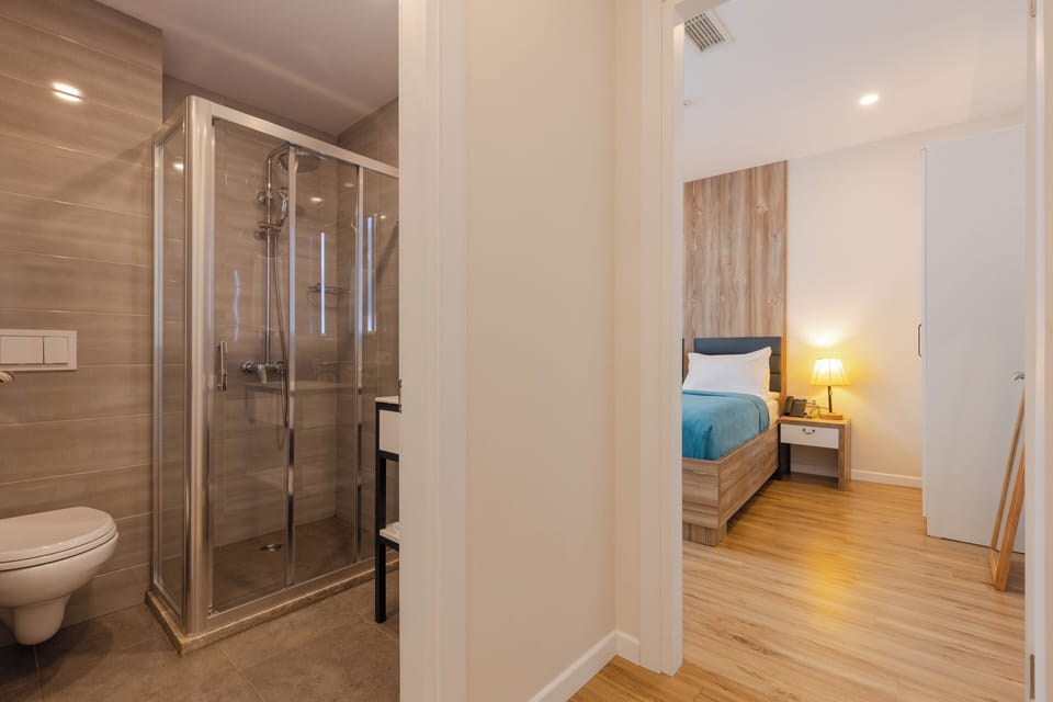 Superior Suite | Bathroom | Shower, free toiletries, hair dryer, bathrobes