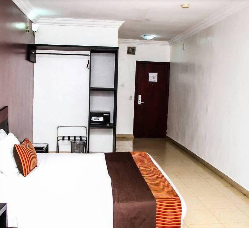 Basic Room | Minibar, desk, soundproofing, free cribs/infant beds