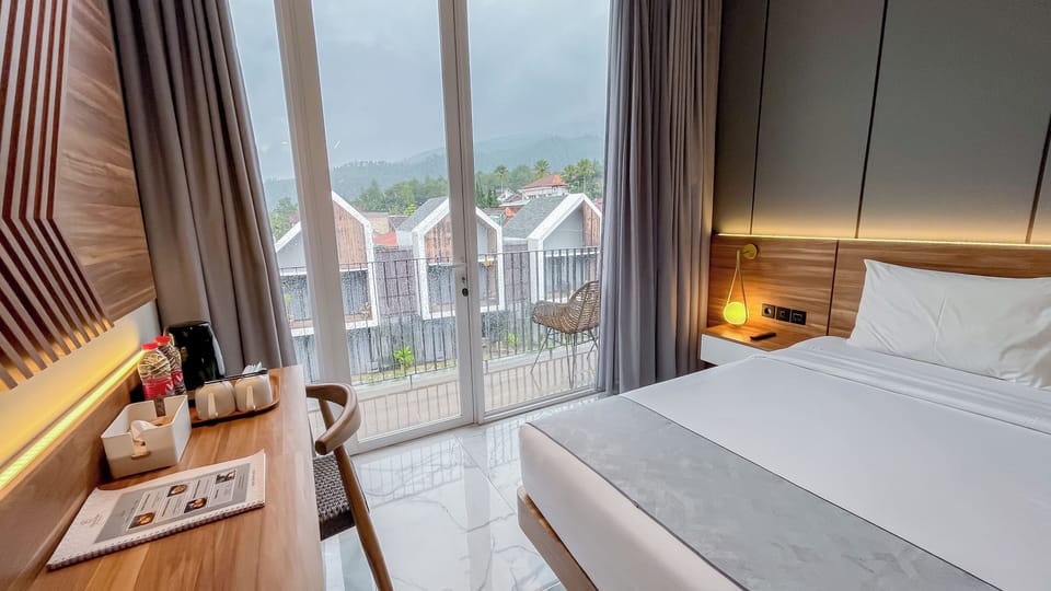Premier Room, 1 Double Bed, Balcony, Mountain View | Balcony
