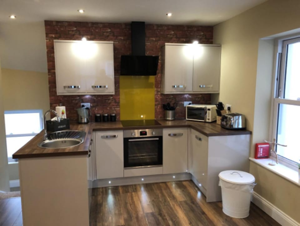Deluxe Cottage, 2 Bedrooms, Non Smoking | Private kitchen | Full-size fridge, microwave, oven, stovetop