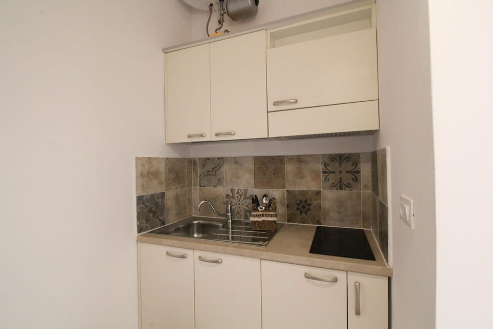 Fridge, stovetop, electric kettle, cookware/dishes/utensils