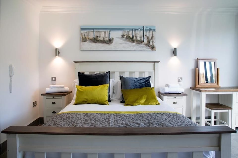 Double Room with Private Bathroom | 1 bedroom, individually decorated, individually furnished