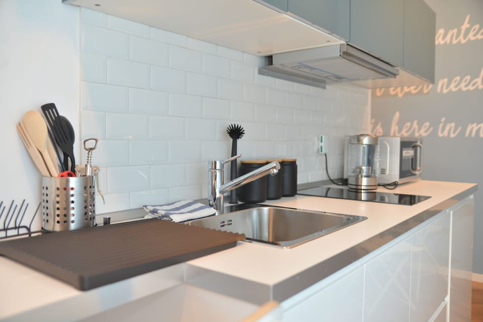 Deluxe Studio | Private kitchen | Shared fridge, microwave