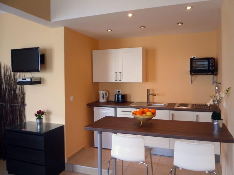 Classic Room, Sea View | Private kitchen | Fridge, microwave, stovetop, electric kettle