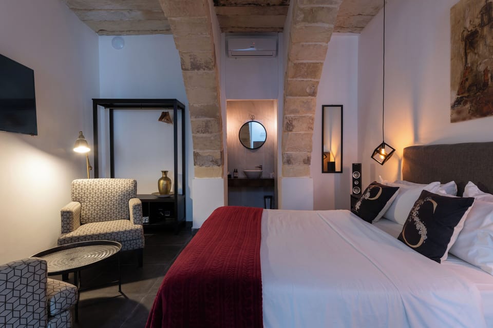 Deluxe Double Room, 1 Queen Bed | Minibar, in-room safe, individually decorated, individually furnished