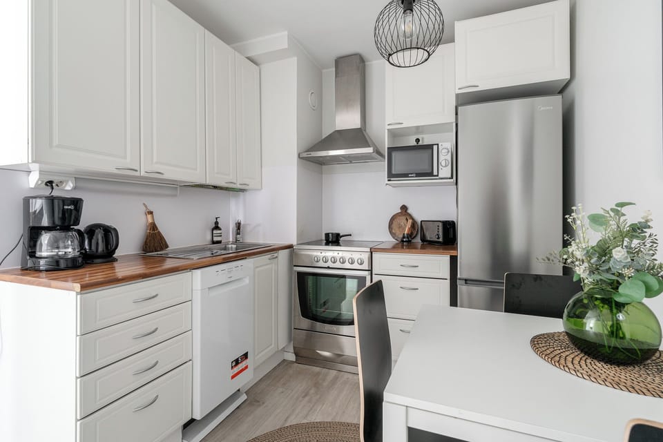 City Apartment, Balcony, City View | Private kitchen | Full-size fridge, microwave, oven, stovetop