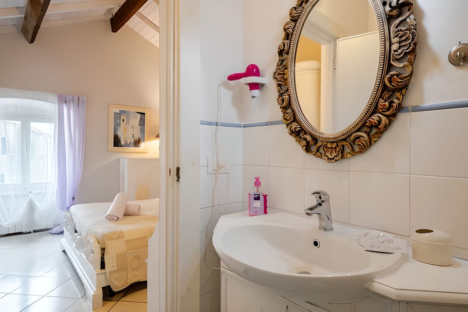 Comfort Double Room | Bathroom | Shower, rainfall showerhead, free toiletries, hair dryer