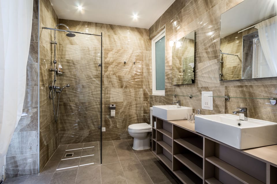 Design Twin Room, Balcony | Bathroom | Shower, rainfall showerhead, hair dryer, bathrobes