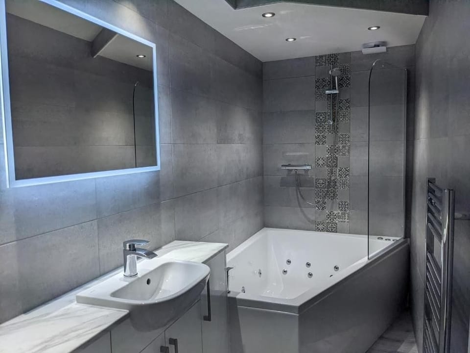 Junior Quadruple Room | Bathroom | Free toiletries, hair dryer, towels, soap