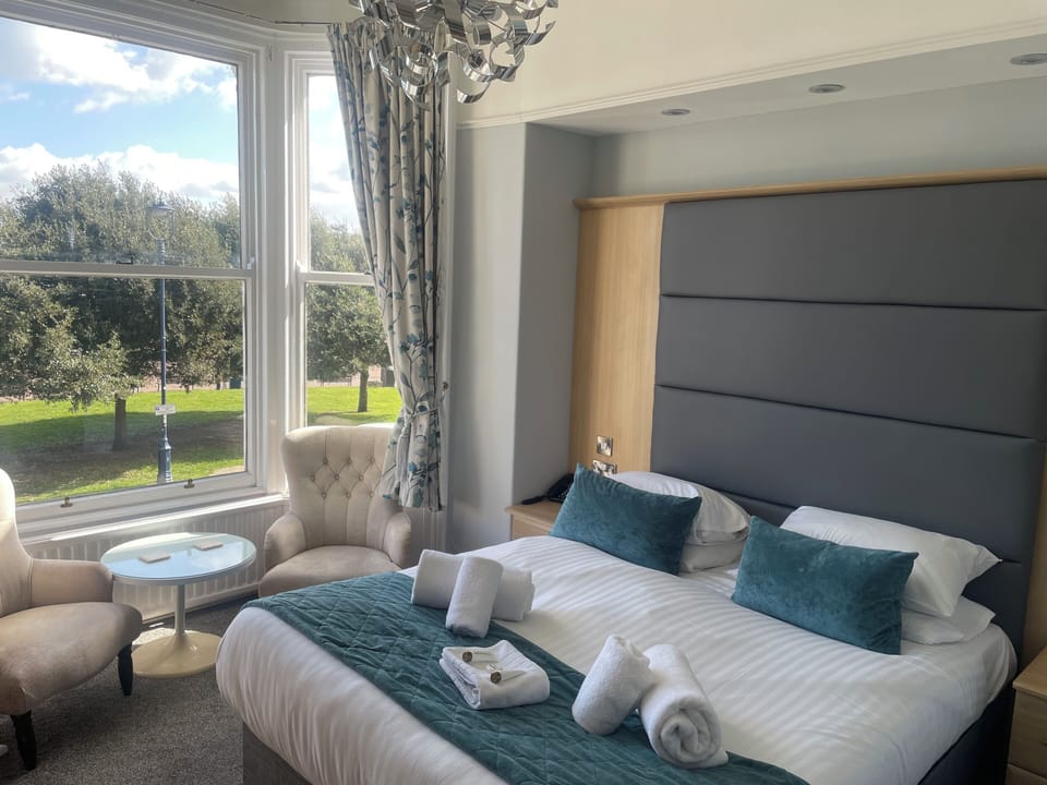 Superior Double or Twin Room, Sea View | 1 bedroom, individually decorated, individually furnished, desk