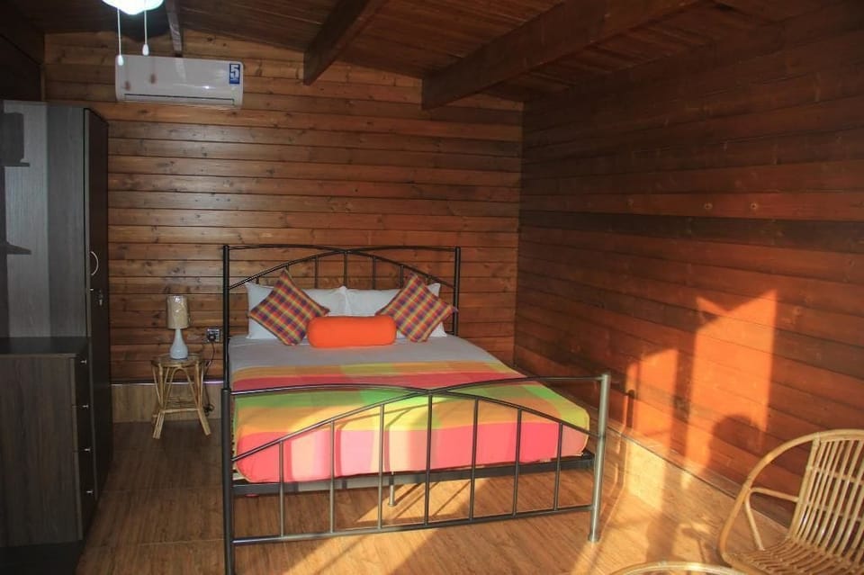 In-room safe, WiFi (surcharge), bed sheets