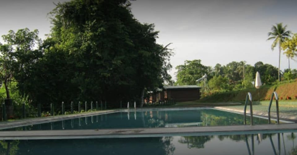 2 outdoor pools