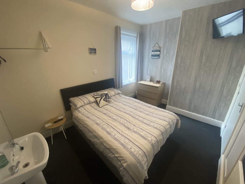 Individually decorated, iron/ironing board, free WiFi, bed sheets