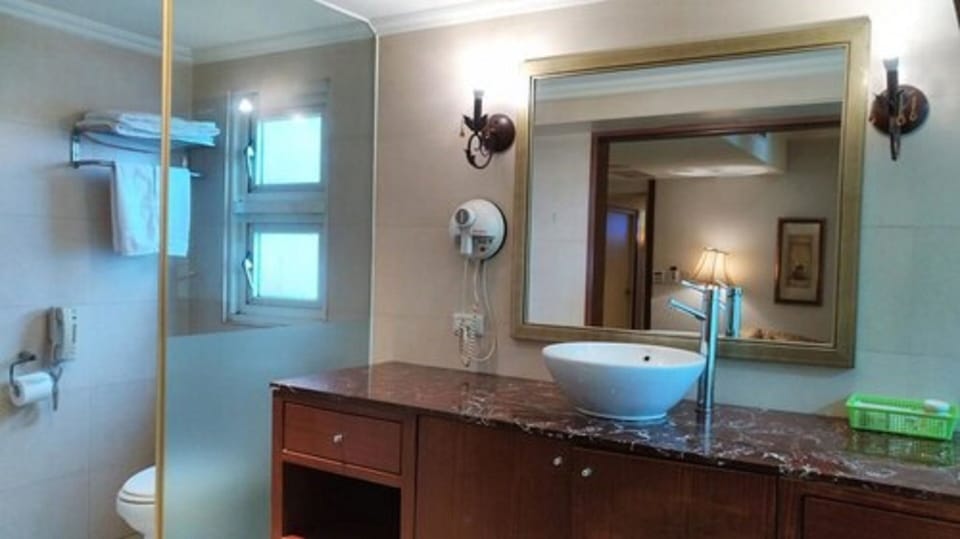 Business Double Room | Bathroom | Hair dryer, bidet, towels, shampoo