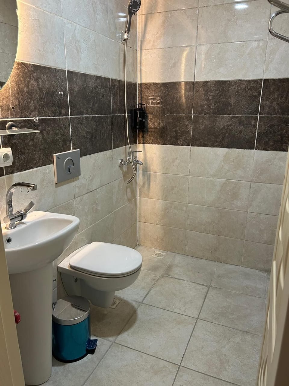 Standard Twin Room, City View | Bathroom | Shower, hydromassage showerhead, free toiletries, slippers