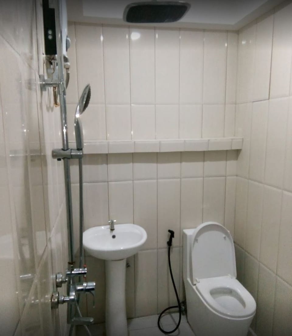 Deluxe Room, 2 Twin Beds | Bathroom | Shower, free toiletries, towels