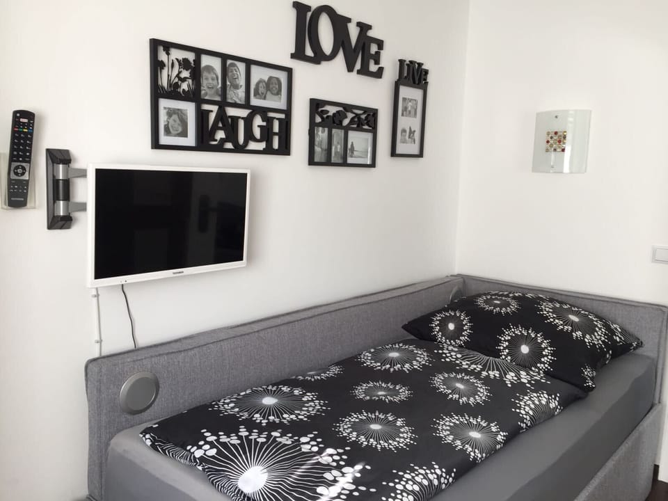 Apartment (La Marie) | Desk, free WiFi, bed sheets