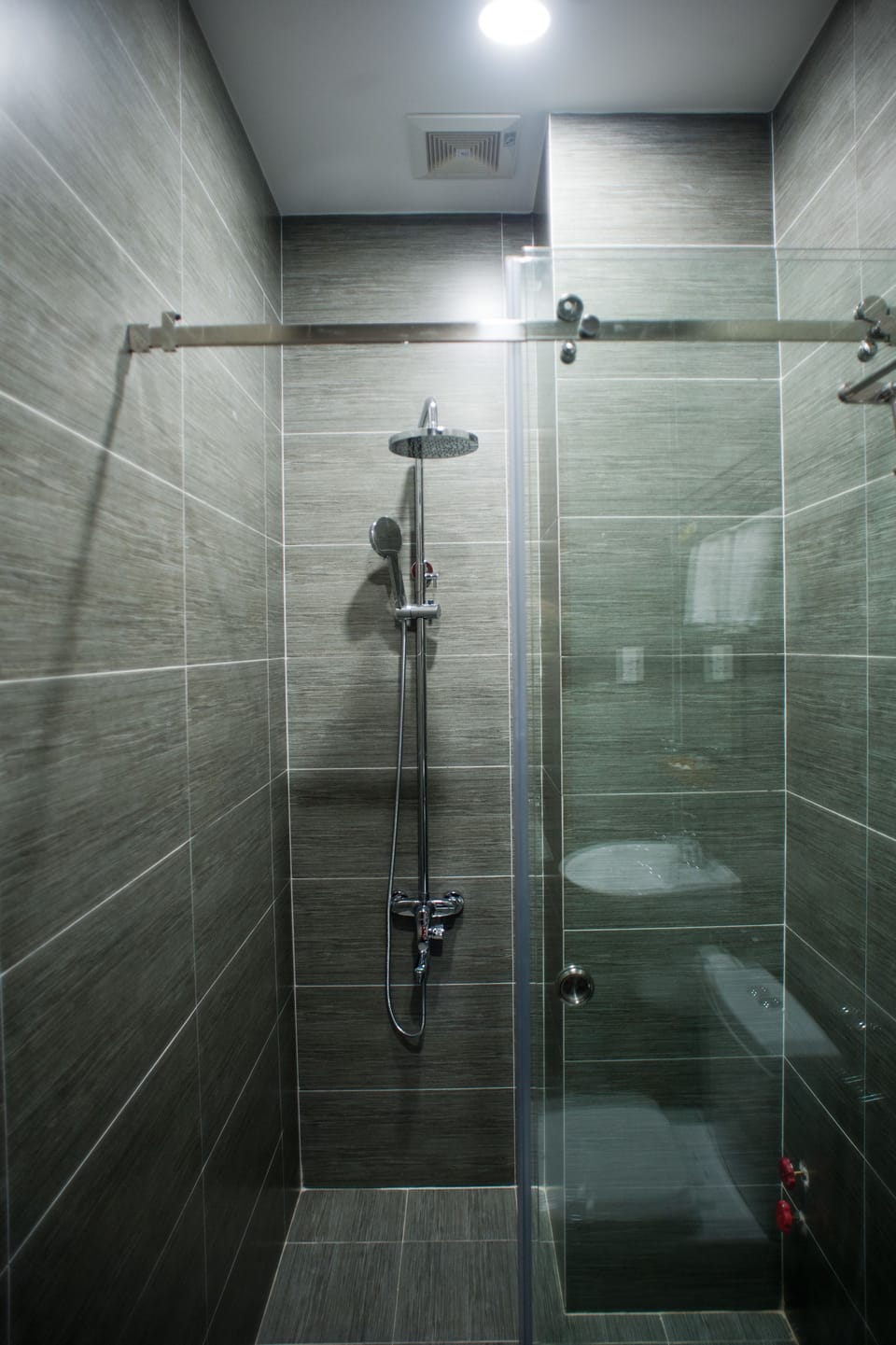 Deluxe Double Room | Bathroom | Shower, free toiletries, hair dryer, slippers