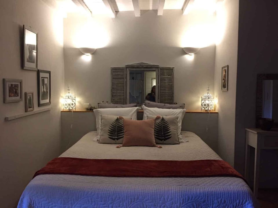 Premium bedding, iron/ironing board, free WiFi, bed sheets