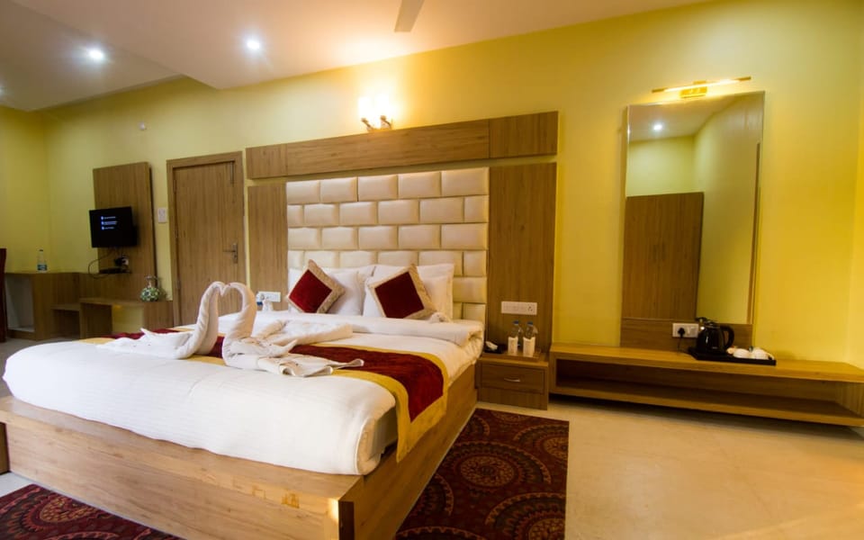 Suite | Premium bedding, in-room safe, soundproofing, iron/ironing board
