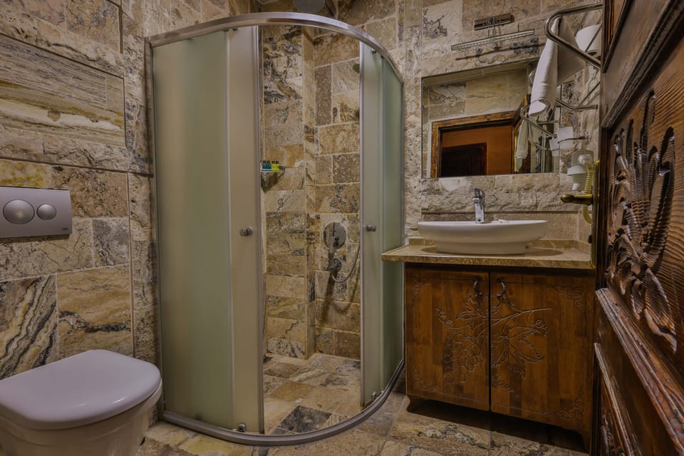 Shower, rainfall showerhead, free toiletries, hair dryer