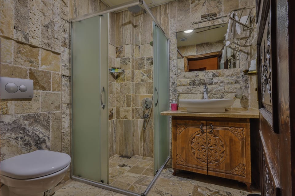 Shower, rainfall showerhead, free toiletries, hair dryer