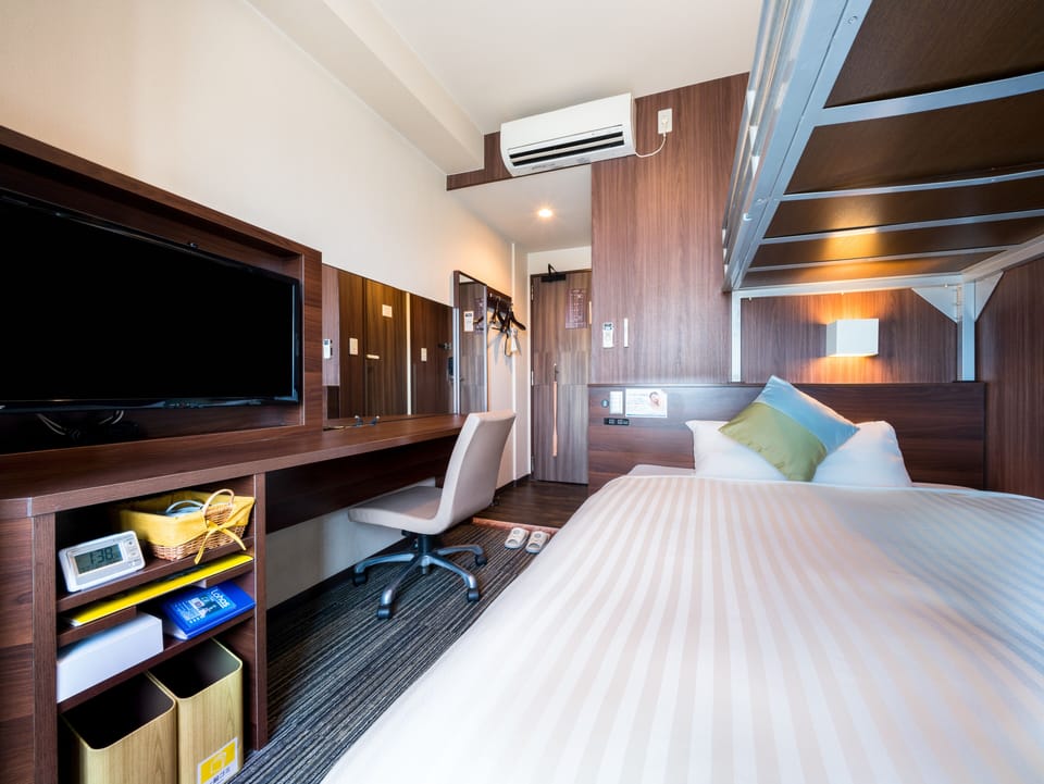 Desk, soundproofing, WiFi (free), bed sheets
