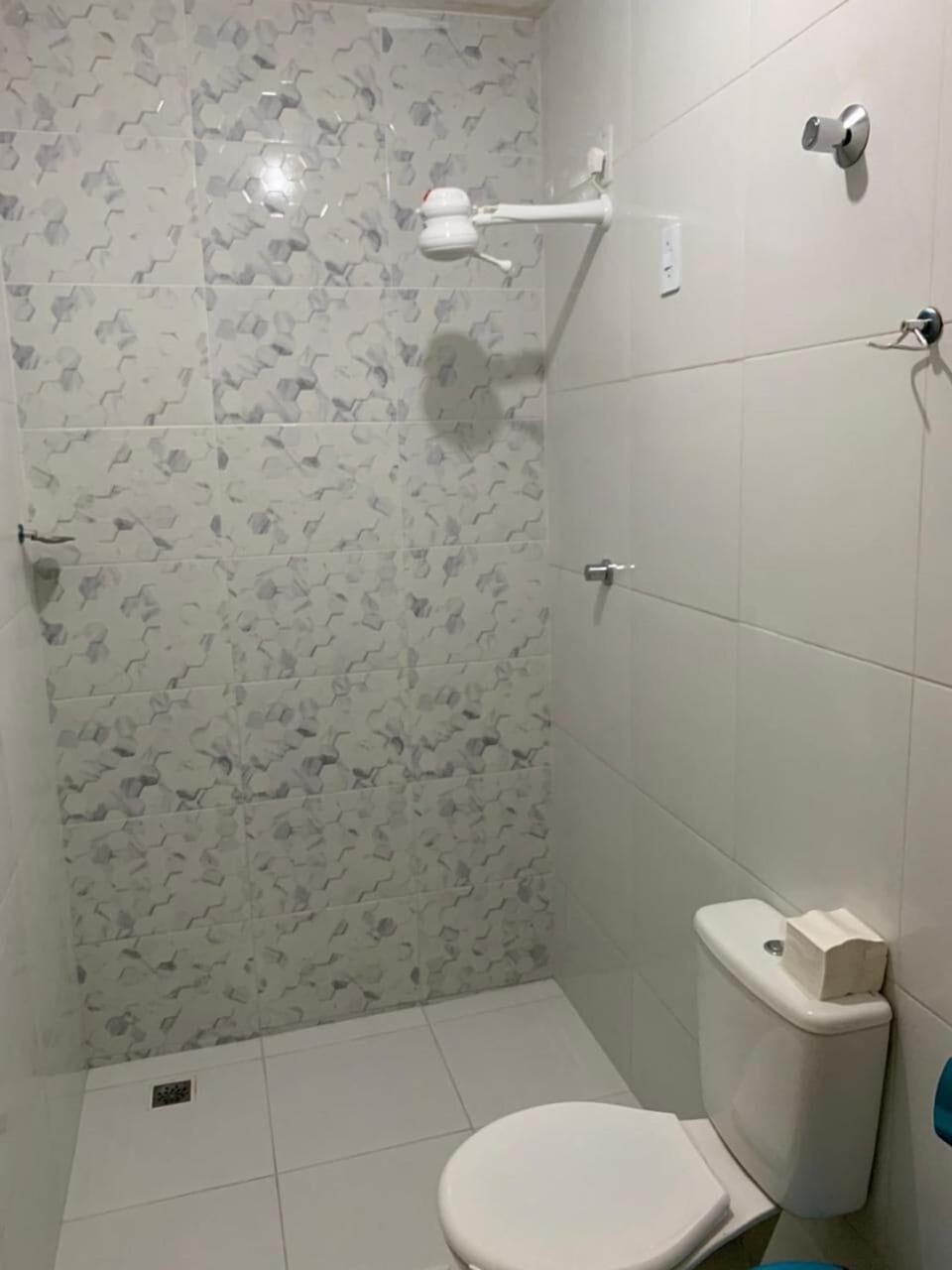 Economy Twin Room | Bathroom | Shower, rainfall showerhead, free toiletries, towels