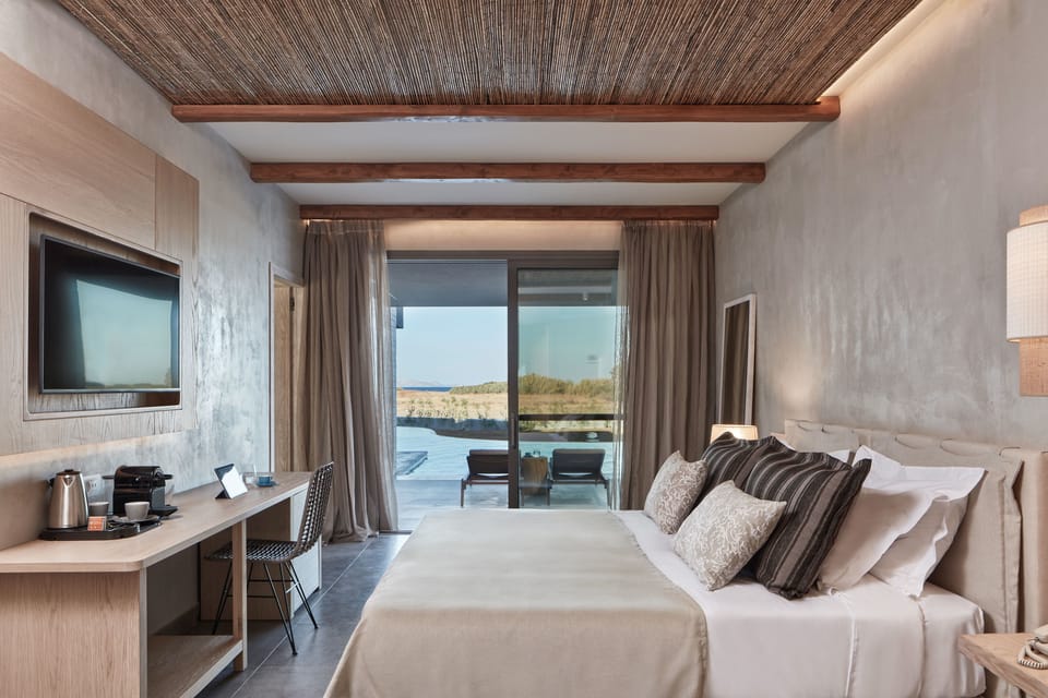 Family Suite Swim up Limited Sea View | Premium bedding, pillowtop beds, minibar, in-room safe